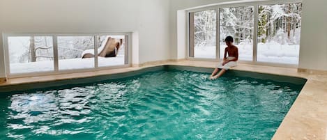 Una piscina cubierta, una piscina climatizada