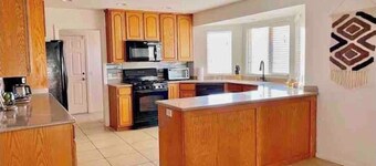 *RARE FIND* GREAT LOCATION*BREWSTER PARK*GAMEROOM*