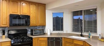 *RARE FIND* GREAT LOCATION*BREWSTER PARK*GAMEROOM*