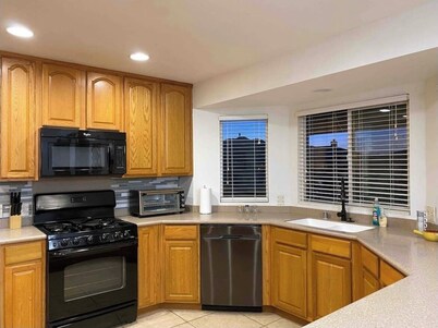 *RARE FIND* GREAT LOCATION*BREWSTER PARK*GAMEROOM*