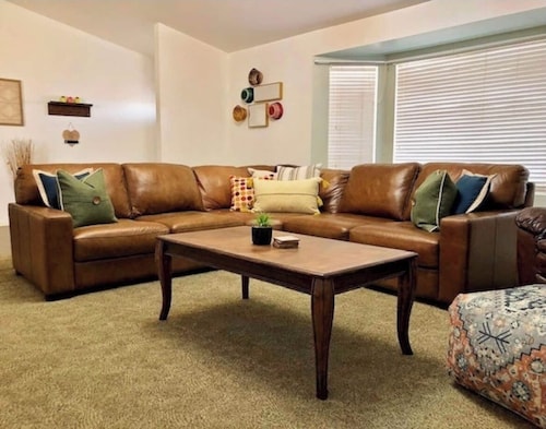 *RARE FIND* GREAT LOCATION*BREWSTER PARK*GAMEROOM*