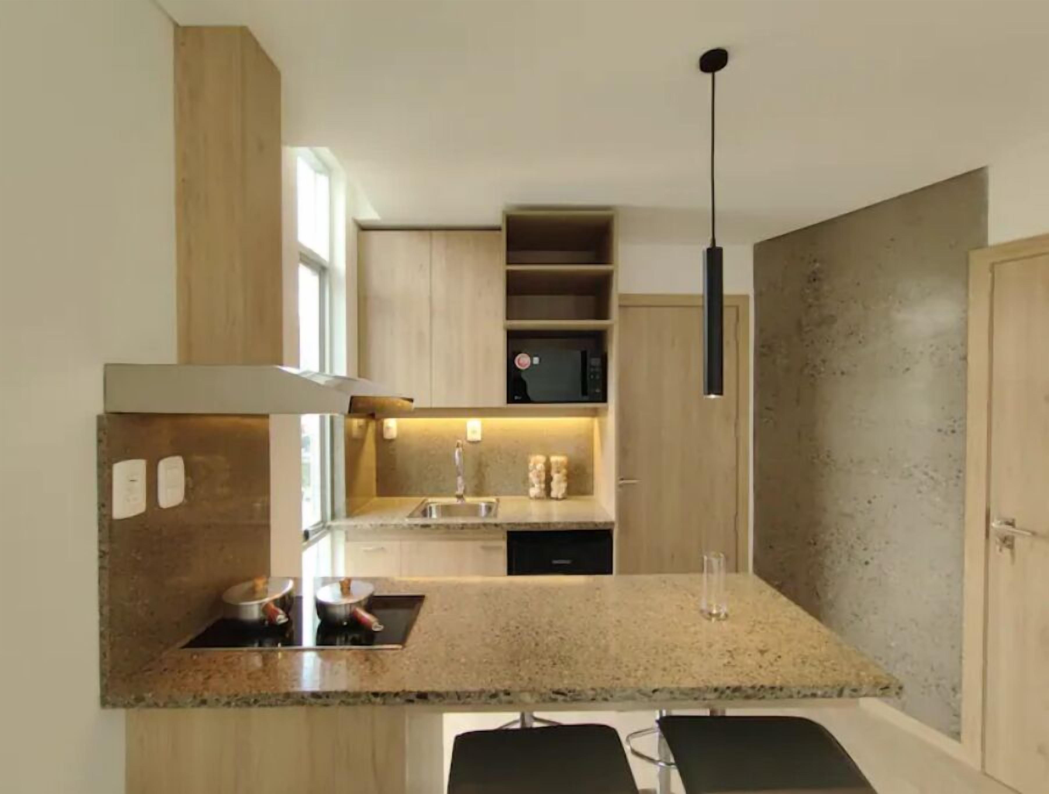 Minikjøleskap og mikrobølgeovn