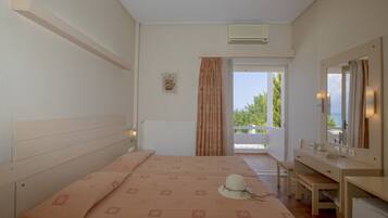 Classic Double or Twin Room, 1 Double or 2 Twin Beds, Sea View | Free WiFi, bed sheets