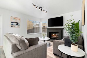Living area - Spacious 4Beds/3Baths Fully Remodeled Mansion (Sacramento)