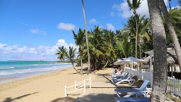 Privatstrand, weißer Sandstrand, Liegestühle, Strandtücher
