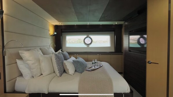 4 bedrooms, Internet, bed sheets - Luxury 80'' 4 Cabin Yacht (Coco)
