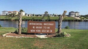 Placa indicando direções para a Intracoastal Waterway, com distâncias para Miami e Nova York.