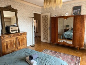 A bedroom with a bed, a wardrobe, a dresser, a mirror, and a poster on the wall. - The harbor and beaches are within walking distance; a surfing and kitesurfing spot is 10 minutes away (Guilvinec)