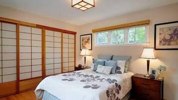 4 habitaciones, escritorio y tabla de planchar con plancha