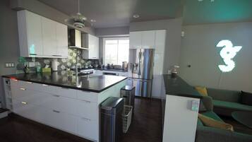 Refrigerador, microondas, horno y parrilla de estufa