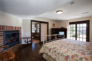 Deluxe Suite | Egyptian cotton sheets, premium bedding, memory foam beds