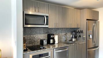 Frigorífico, microondas, horno y placa de cocina