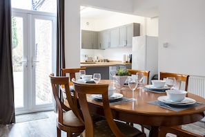 Dining - Beautiful house in Cheadle, 7 mins from Manchester airport. (Cheadle)