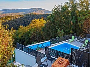 Alberca climatizada y camastros 