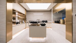 Una cocina moderna con tragaluz, armarios blancos y una isla central.