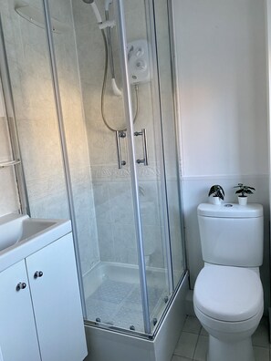 Shower, free toiletries, hair dryer, towels - Kingmaker House - Luxury 3 Bedrooms, Driveway, Garage, Garden, M1 (Northampton)