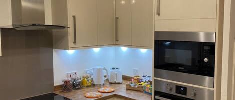 Fridge, oven, stovetop, dishwasher