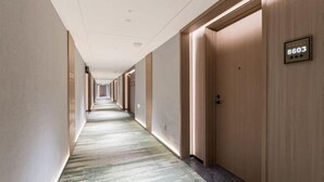 Et hotelkorydor med døre nummereret 8603, 8604 og 8605.