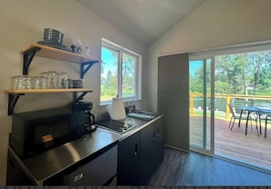 Fridge, coffee/tea maker, kitchen islands