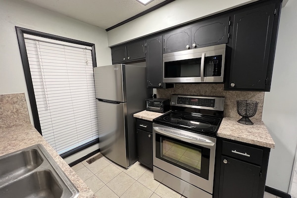 Frigorífico, microondas, horno y placa de cocina