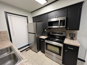 冰箱、微波炉、烤箱、炉灶