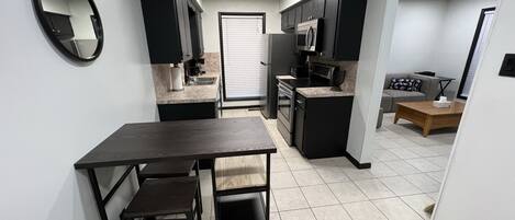 冷蔵庫、電子レンジ、オーブン、コンロ