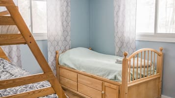 3 bedrooms, travel crib, free WiFi, bed sheets