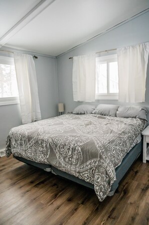 3 bedrooms, travel cot, free WiFi, bed sheets