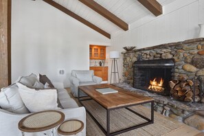 Casa, varias camas, bañera de hidromasaje, vistas a la montaña | Zona de estar | Una televisión, una chimenea