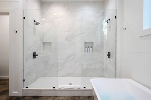 Baignoire, sĂšche-cheveux, serviettes fournies
