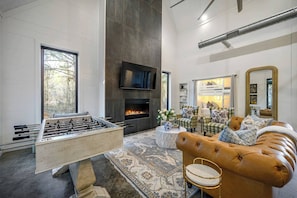 Smart TV, chimenea, futbolito y libros 