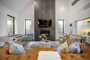 Smart TV, chimenea, futbolito y libros 