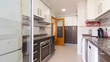 Réfrigérateur, micro-ondes, four, lave-vaisselle