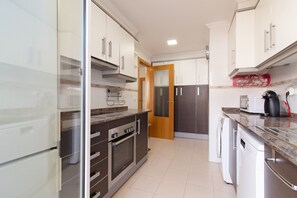 Kühlschrank, Mikrowelle, Ofen, Geschirrspüler