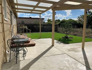 Outdoor dining - Cozy South Salinas Casita (Salinas)