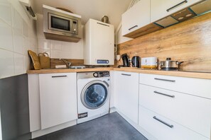 Jääkaappi, mikroaaltouuni, uuni, liesi