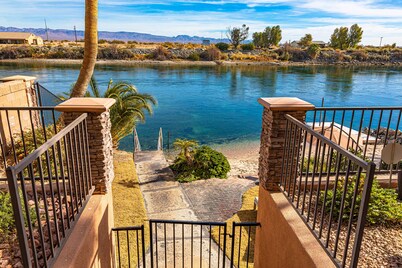 Beautiful Waterfront Villa with loading dock!