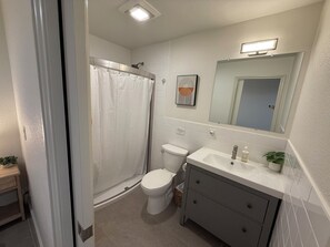 Dusche, Haartrockner, Handtücher, Seife