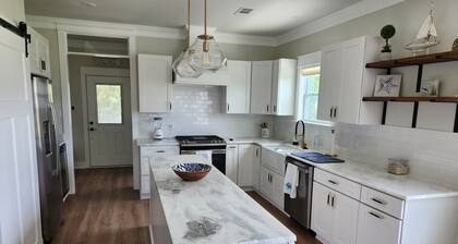 "MINT TO SEA" New Beach Cottage with porch views - 900 ft from the beach!