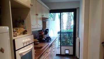 Coffee/tea maker, fridge, microwave, oven
