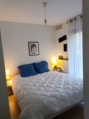 2 bedrooms, desk, iron/ironing board, travel cot - Apartment in beautiful residence with swimming pool. Pets allowed. (Antibes)