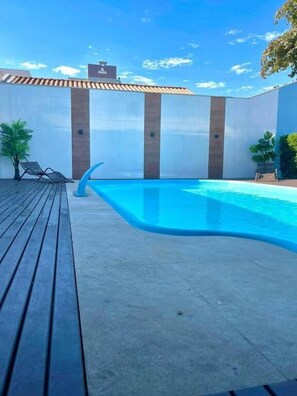 Outdoor pool, pool loungers - Pousada Hangar 310 (Navegantes)