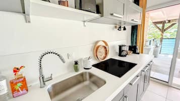 Réfrigérateur, micro-ondes, plaque de cuisson, cafetiÚre/bouilloire