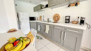 Réfrigérateur, micro-ondes, plaque de cuisson, cafetiÚre/bouilloire