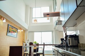 Apartment | Private kitchen | Full-size fridge, microwave, stovetop, dishwasher - EDIFICIO CAMILA (Manizales)