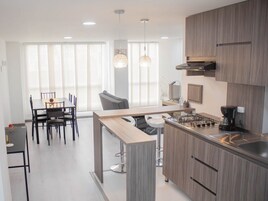 Apartamento | Cocina privada | Frigorífico grande, microondas, placa de cocina y lavavajillas