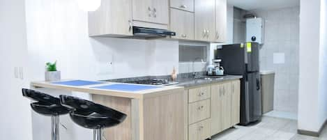 Apartamento | Cocina privada | Frigorífico grande, microondas, placa de cocina y lavavajillas