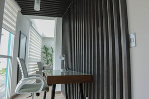 Ducha, cabezal de ducha tipo lluvia, secador de pelo, toallas