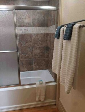 Hårtørrer, håndklæder, Sæbe, Toiletpapir