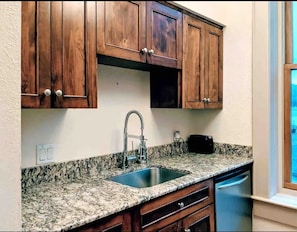 Fridge, microwave, oven, stovetop - Night Owl 5S Downtown! Optional paid parking! (Eureka Springs)